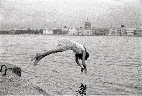 Девушка и Нева.