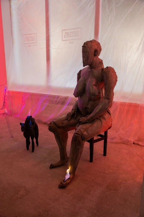 Сидящая Венера