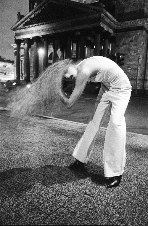 Оля ночью у собора.